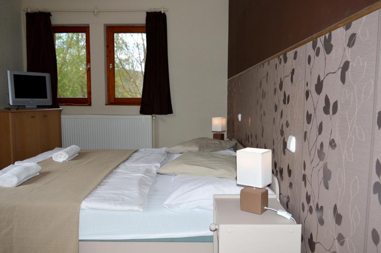 Bed and Breakfast Pollushof Panzió és Étterem à Csolnok Extérieur photo