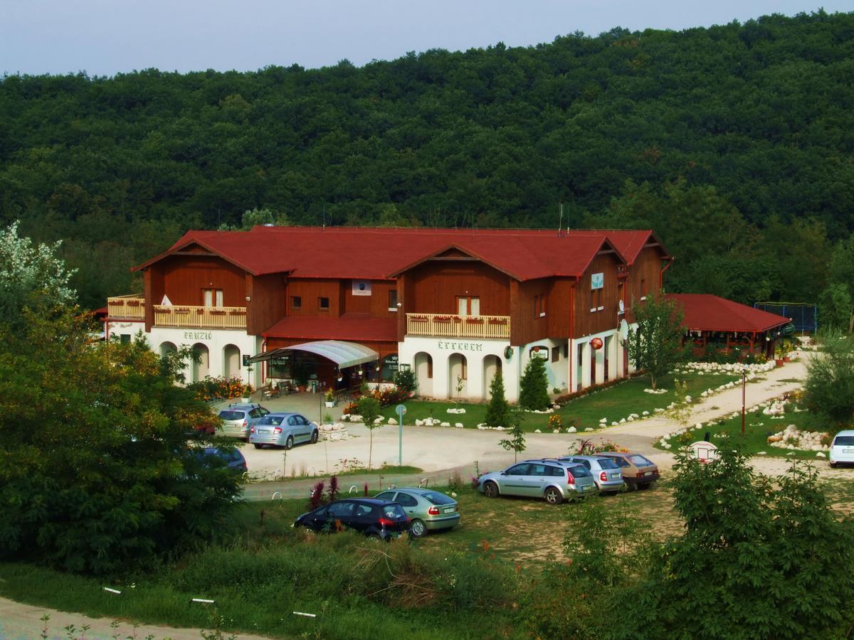 Bed and Breakfast Pollushof Panzió és Étterem à Csolnok Extérieur photo